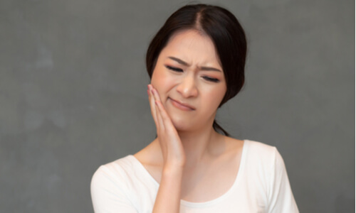 Woman with painful wisdom tooth